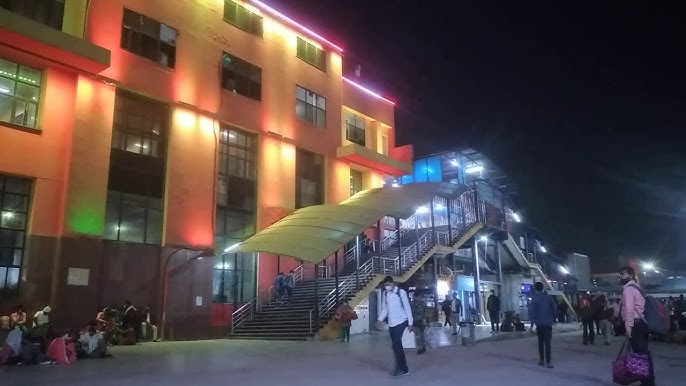 नई दिल्ली रेलवे स्टेशन से दुखद समाचार-3 बच्चे समेत 15 लोगों की मौत