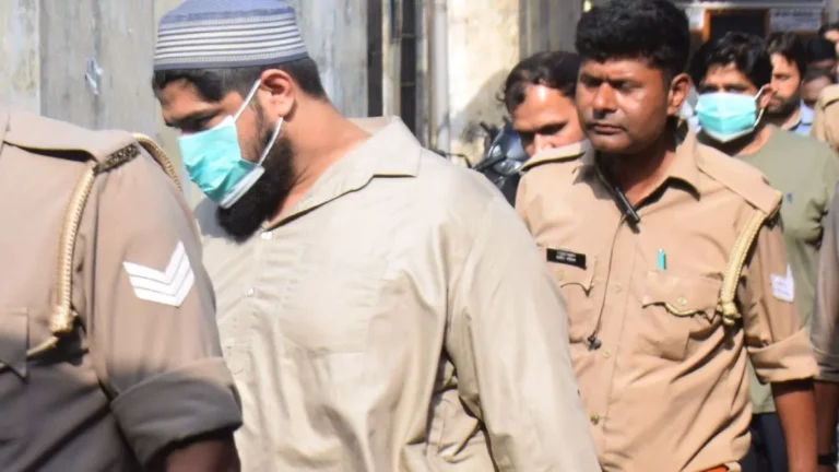 पूर्व एमएलसी हाजी इकबाल के भाई और तीनों बेटों को अदालत ने सुनाई सज़ा