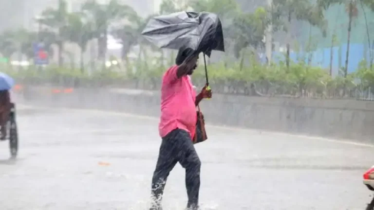 मुंबई में शुक्रवार को भारी बारिश के कारण आवाजाही प्रभावित-जब तक बहुत जरूरी न हो, घर के अंदर ही रहें