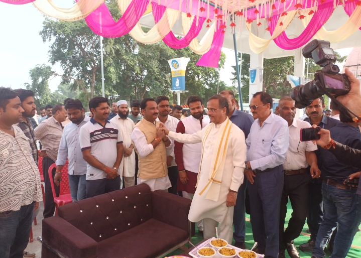 गंज मुरादाबाद में ‘प्रेमलता फ्यूल्स’ पंप पर सांसद दिनेश शर्मा