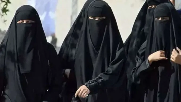 महाराष्ट्र के पुणे स्थित शनिवारवाड़ा में नमाज अदा करते सोशल मीडिया पर वीडियो वायरल होने के बाद तीन महिलाओं पर मामला दर्ज