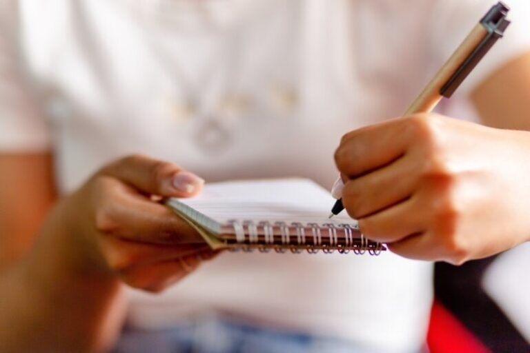 मुस्लिम डॉक्टरों और इंजीनियरों पर शक, शिक्षा से डरती सोच और मीडिया की साजिश