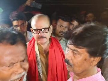 जनता ने जो सवाल किए, उनका जवाब तारिक अनवर और महबूब आलम के पास नहीं था और दोनों नेता चुपचाप वहां से निकल गए