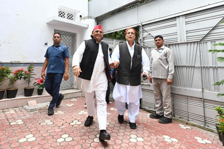 आज़म ख़ान के तेवर और अखिलेश की पहल