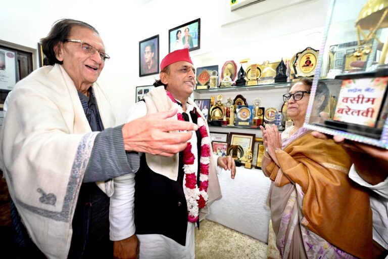 कुछ लोगों से मुलाक़ात अजब होती है–उनकी ख़ामोशी भी एक ग़ज़ल होती है