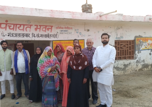 बिना सूचना कराई गई बैठक, सदस्यों को प्रवेश से रोका