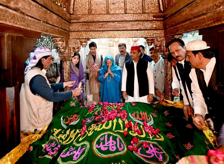 फतेहपुर सीकरी में शेख सलीम चिश्ती की दरगाह पर चादर पेश कर अखिलेश ने तरक्की भाईचारे के लिए मांगी दुआ 