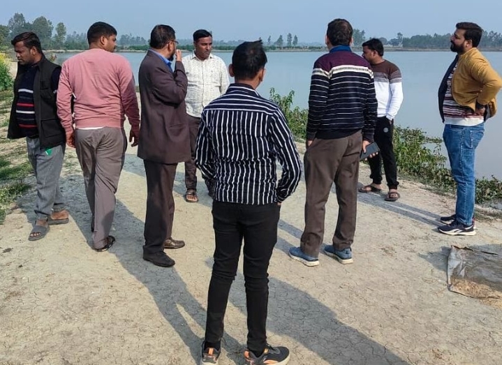 हसनगंज के खेतों में संभावनाओं की पड़ताल, “गुफ्तगू 2025” टीम ने किया ग्रामीण दौरा