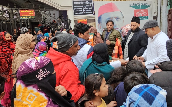 मौलाना रशीद फिरंगी महली ने किए ग़रीबों को कम्बल वितरित 