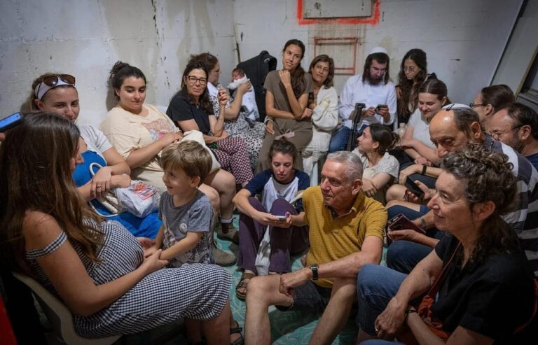 इज़राइल के बंकरों में कैद ज़िंदगी