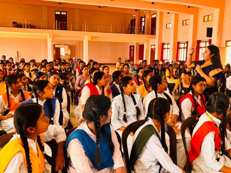 सेंट एलोसियस स्कूल में मासिक धर्म स्वच्छता और एचपीवी टीकाकरण पर जागरूकता कार्यक्रम आयोजित