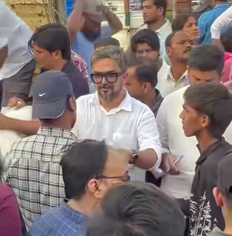 लखनऊ के विकास नगर में लगी भीषण आग के बाद इंसानियत की मिसाल कायम हुई