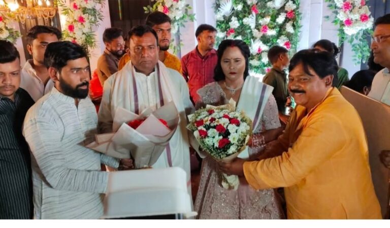विधायक ने शादी की 25वीं वर्षगांठ धूमधाम से मनाई