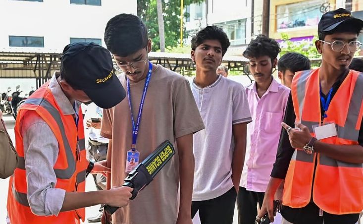 नीट पेपर लीक होने से लाखों छात्रों के सपनों पर फिर चला भ्रष्टाचार का बुलडोजर