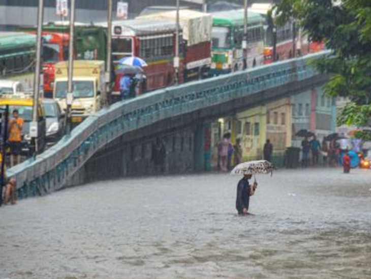 मुंबई में बारिश की वजह से आरे कॉलोनी में बाइक सवार युवक की मौत