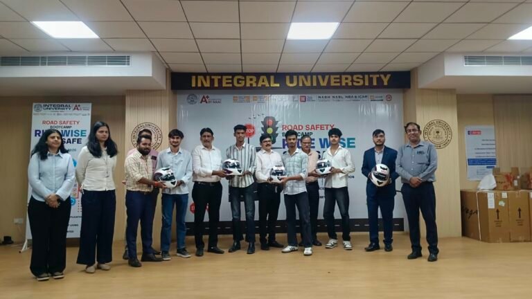 सड़क सुरक्षा का संदेश, 300 विद्यार्थियों को हेलमेट—-राइड वाइज, स्टे सेफ’ कार्यक्रम में वीआर तकनीक से जागरूकता